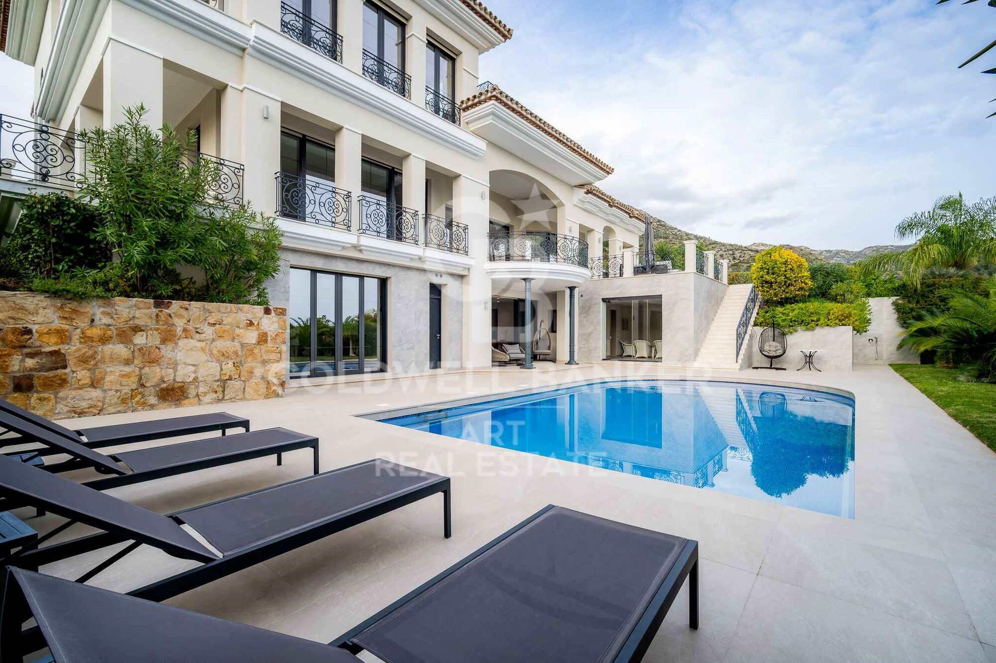 Elegante villa mediterránea con vistas panorámicas al mar en la exclusiva Sierra Blanca, Marbella