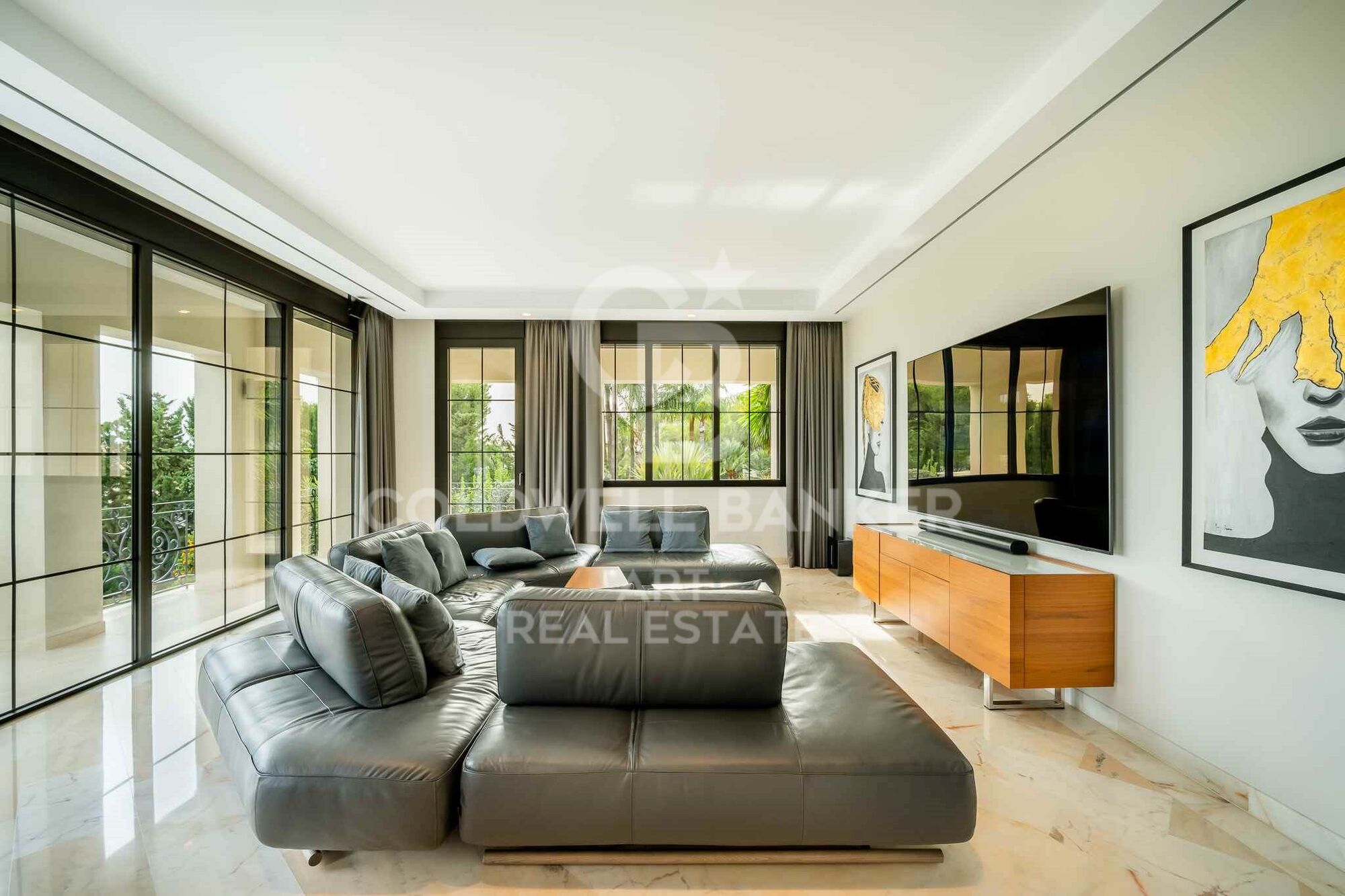 Elegante villa mediterránea con vistas panorámicas al mar en la exclusiva Sierra Blanca, Marbella