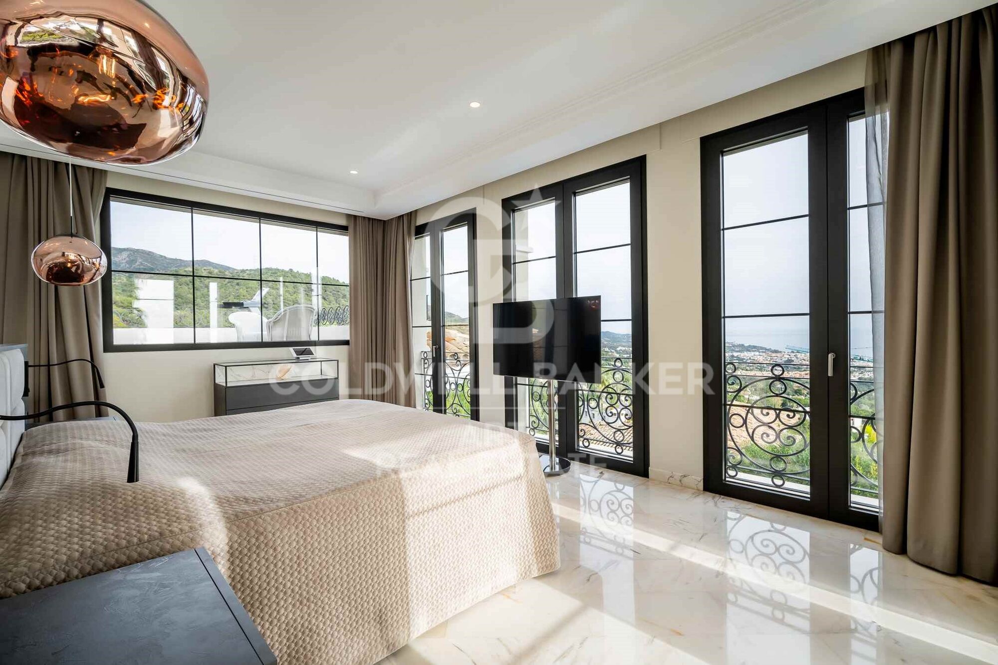 Elegante villa mediterránea con vistas panorámicas al mar en la exclusiva Sierra Blanca, Marbella