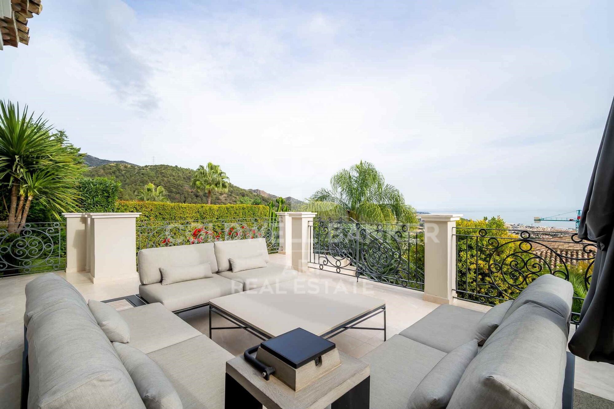 Elegante mediterrane Villa mit Panoramameerblick in exklusiver Lage in Sierra Blanca, Marbella