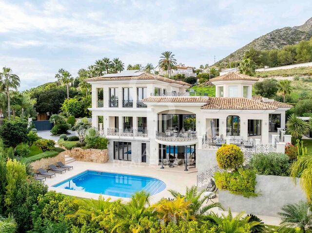 Élégante villa méditerranéenne avec vue sur mer dans l'exclusive Sierra Blanca, Marbella
