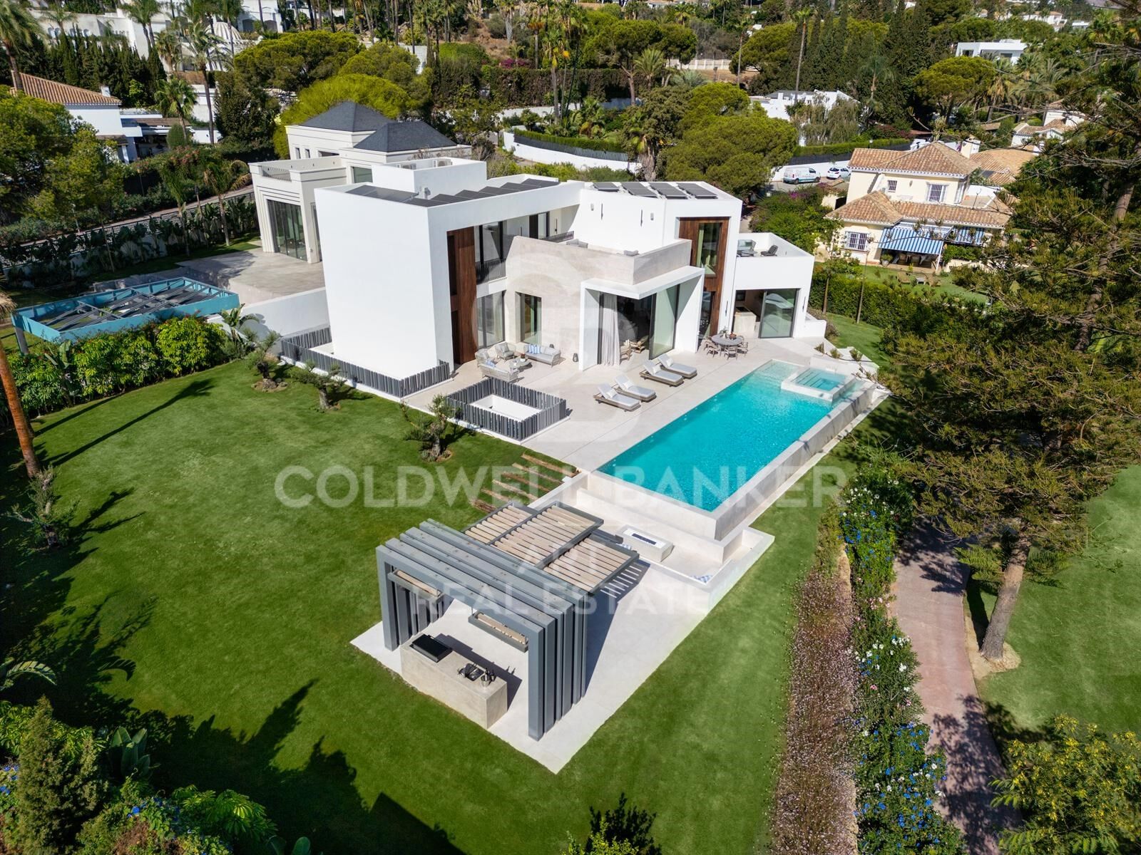 Frontline golf luxury signature villa in Las Brisas, Nueva Andalucía