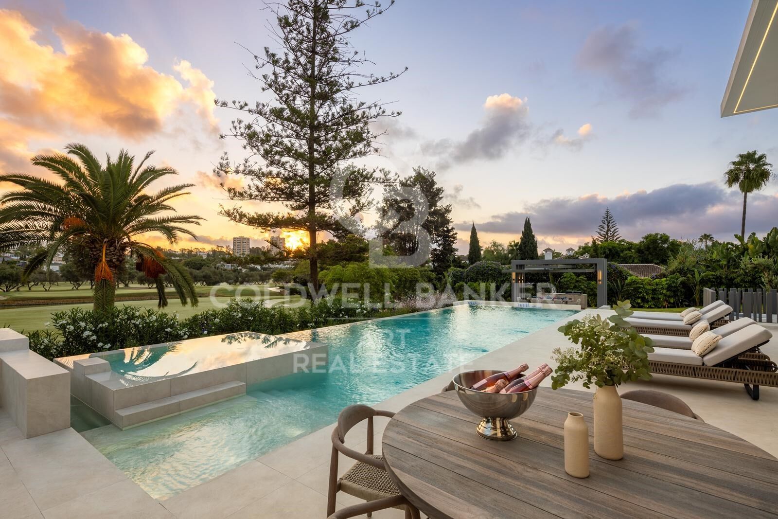 Frontline golf luxury signature villa in Las Brisas, Nueva Andalucía