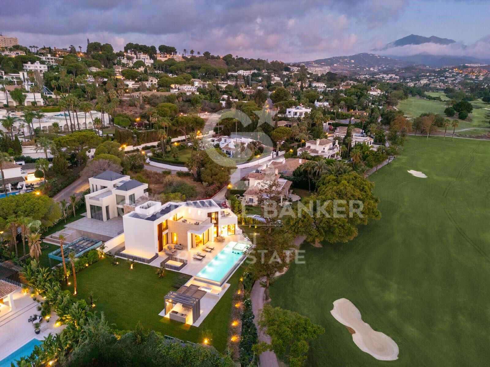 Villa de lujo en primera linea de golf en Las Brisas, Nueva Andalucía