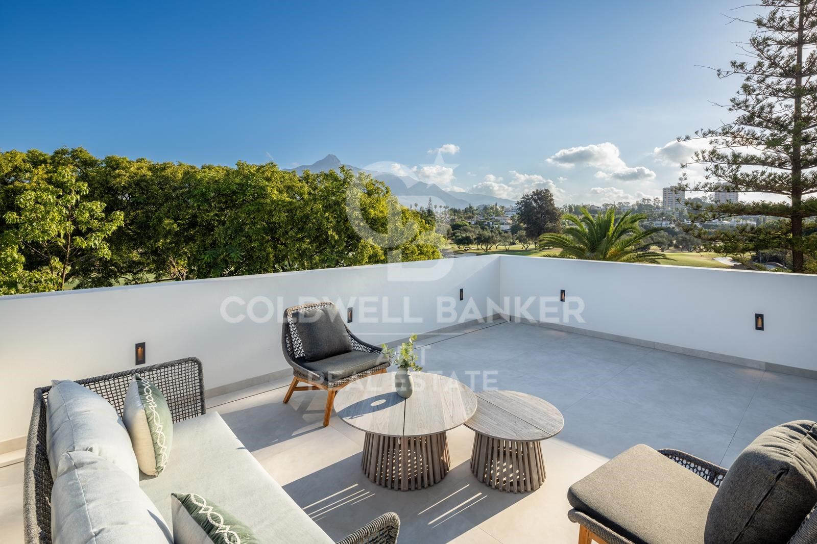 Villa de lujo en primera linea de golf en Las Brisas, Nueva Andalucía
