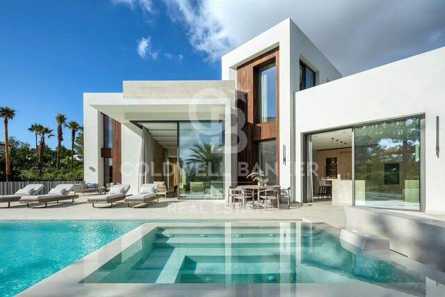 Frontline golf luxury signature villa in Las Brisas, Nueva Andalucía
