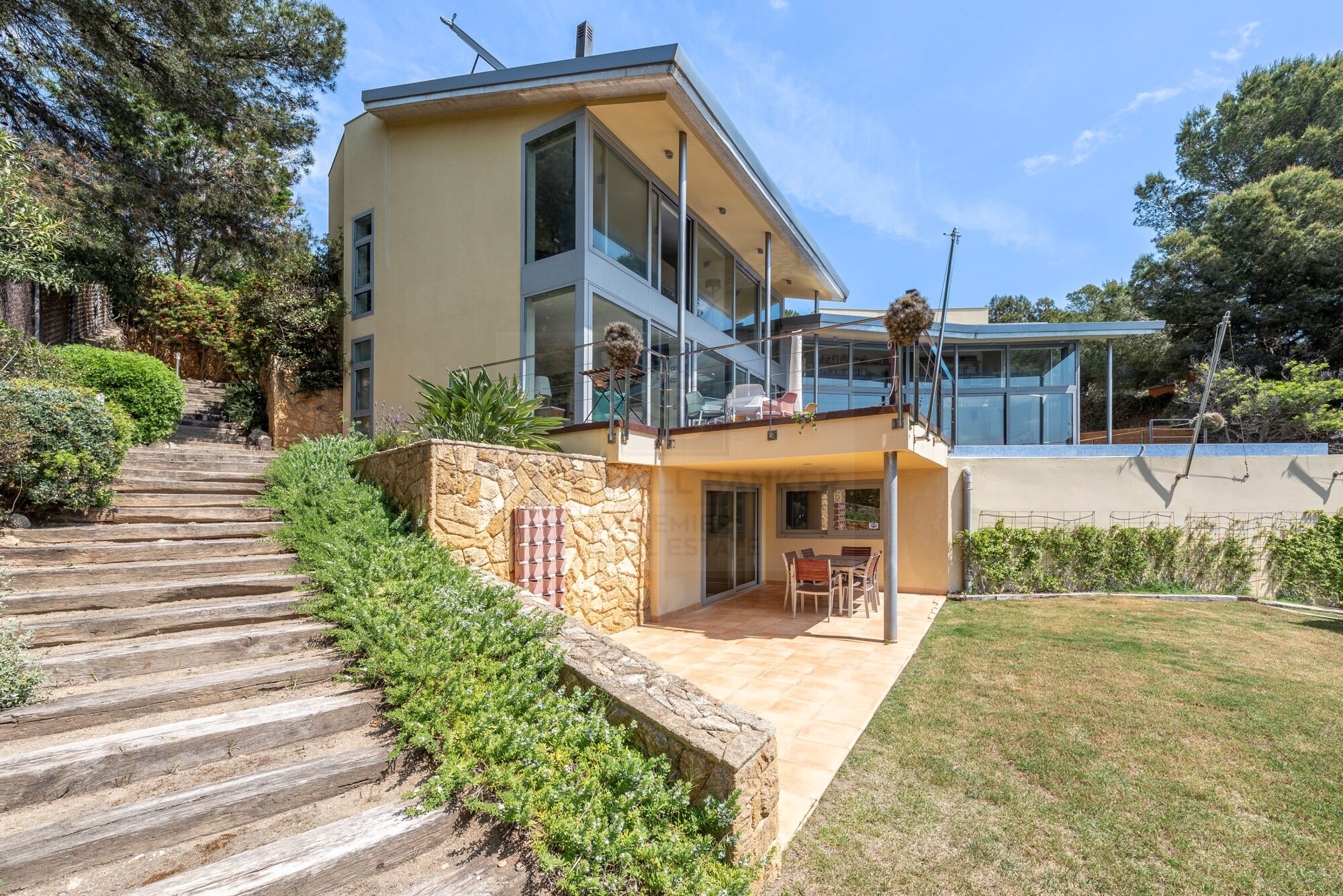 Contemporary villa with panoramic sea views in Tarragona