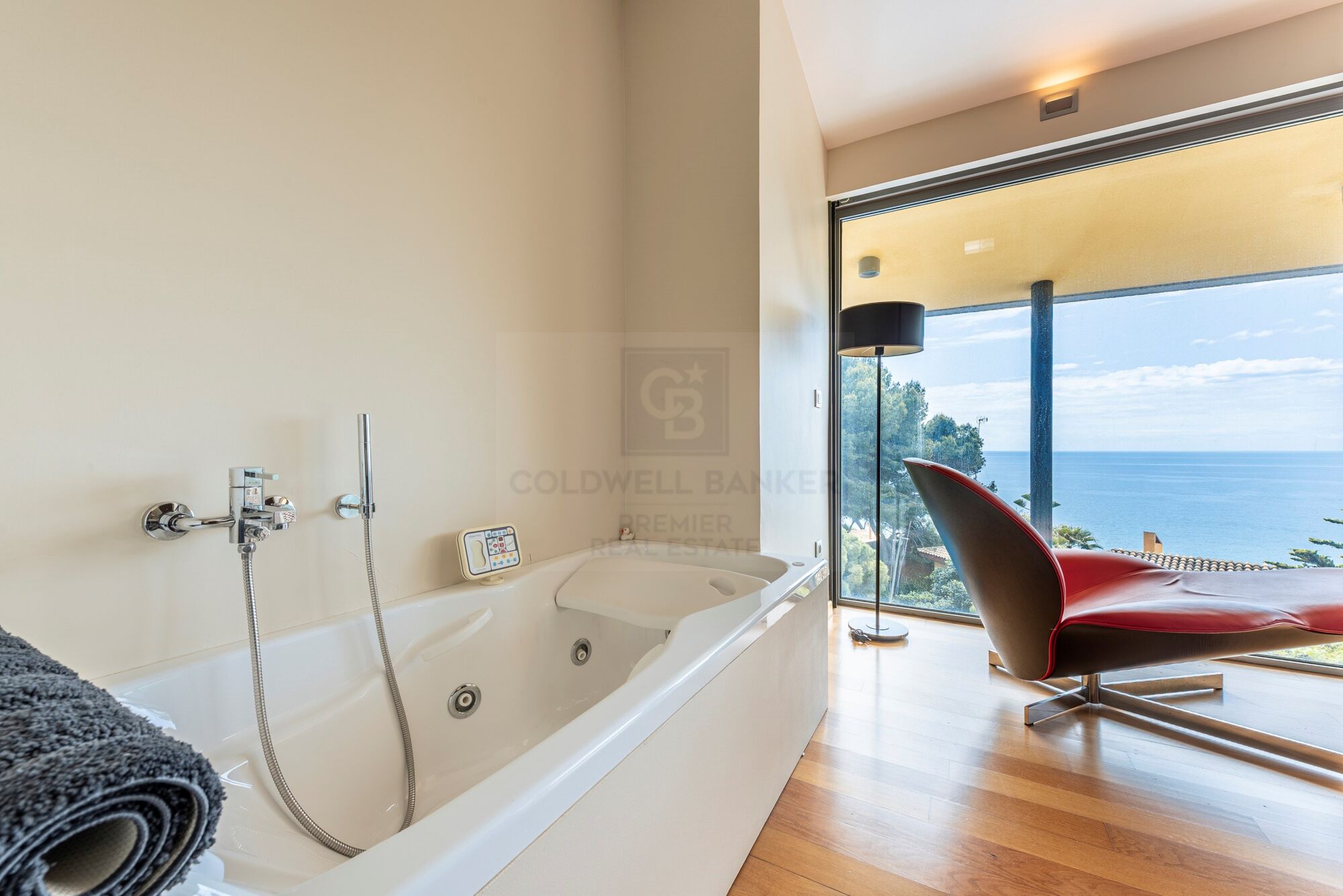 Contemporary villa with panoramic sea views in Tarragona