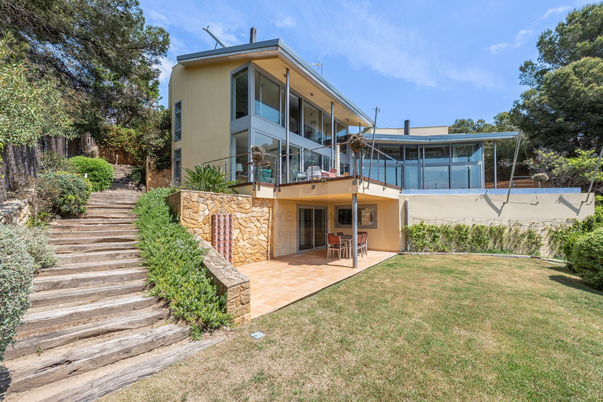 Villa contemporánea con vistas panorámicas al mar en Tarragona