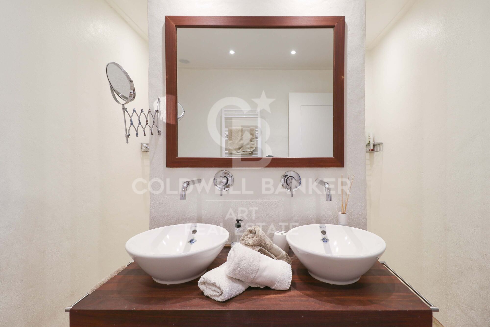 Elegant one-of-a-kind villa with sea views in La Alquería, Benahavís