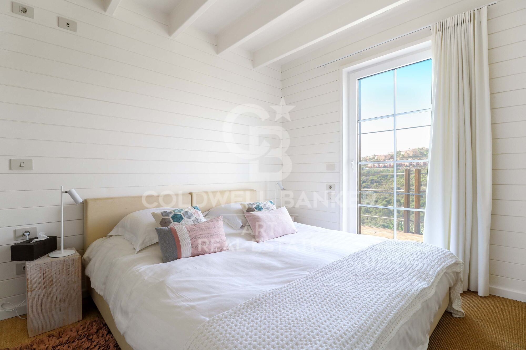 Elegante villa única con vistas al mar en La Alquería, Benahavís