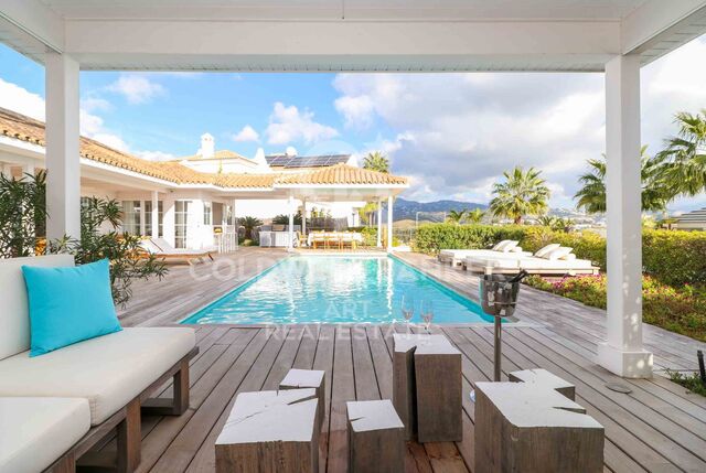 Elegante villa única con vistas al mar en La Alquería, Benahavís