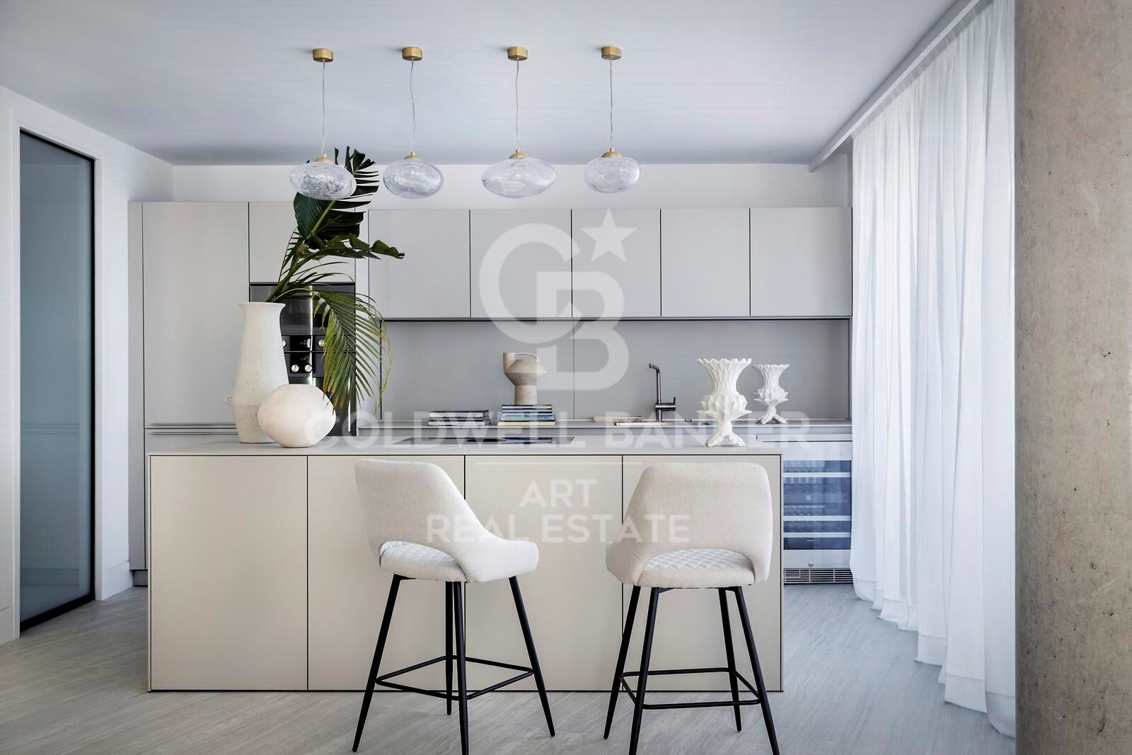 Stunning luxury apartments in a prime location with direct access to the beach, Estepona