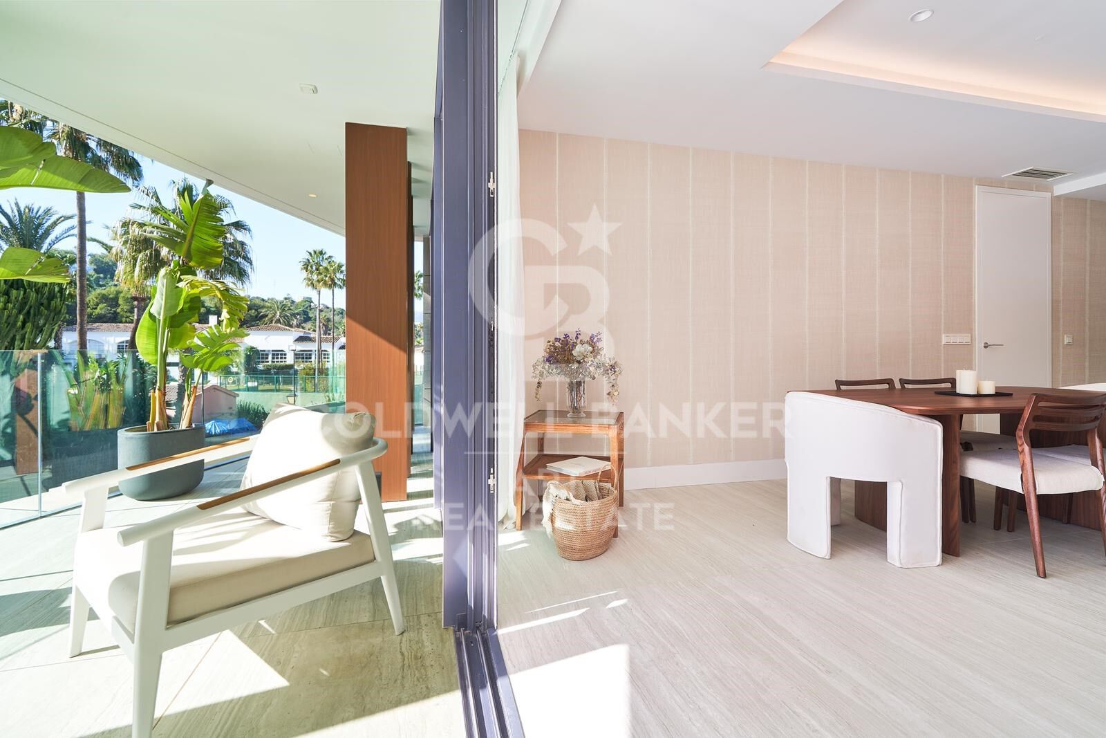 Stunning luxury apartments in a prime location with direct access to the beach, Estepona