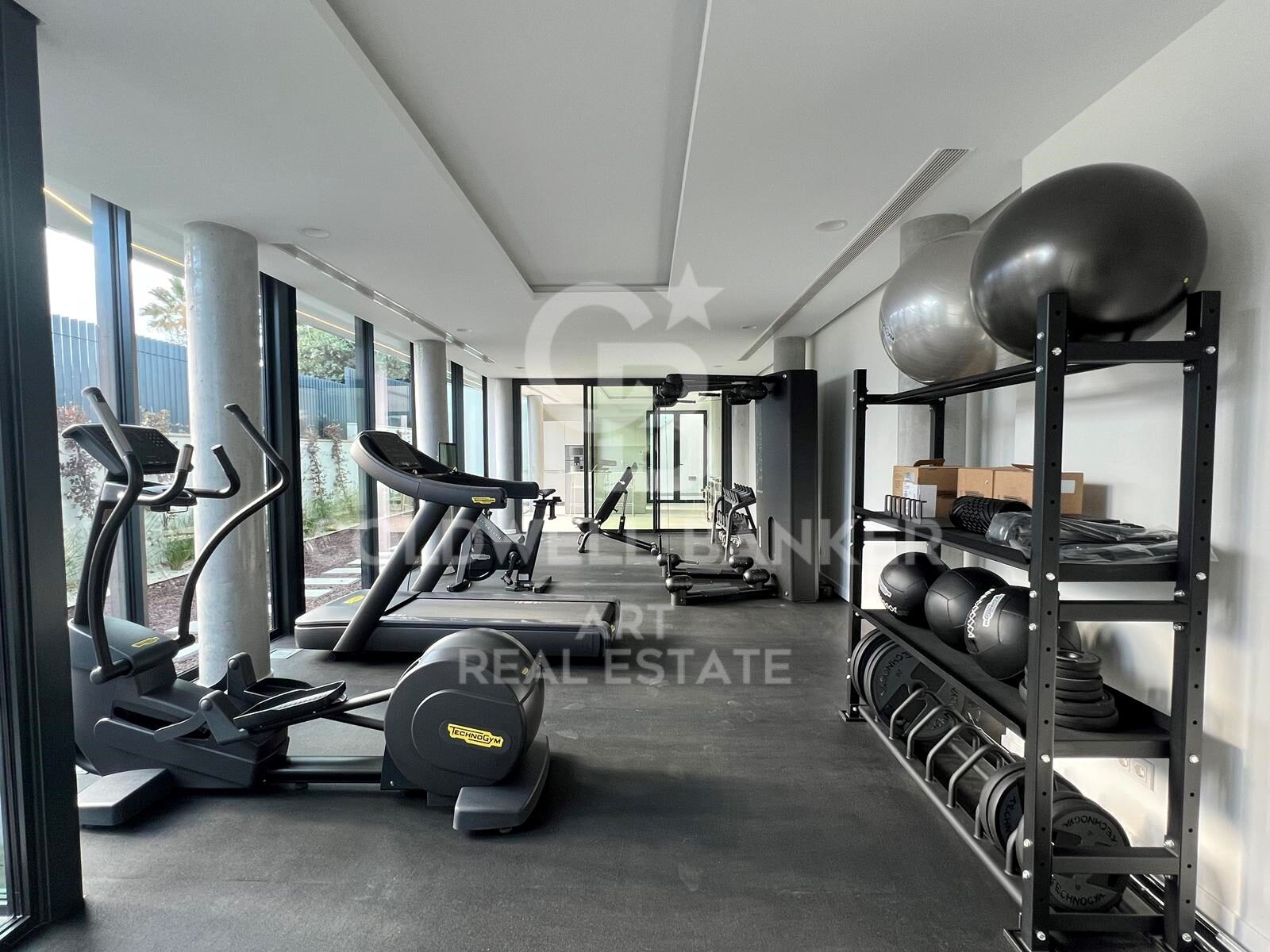 Stunning luxury apartments in a prime location with direct access to the beach, Estepona