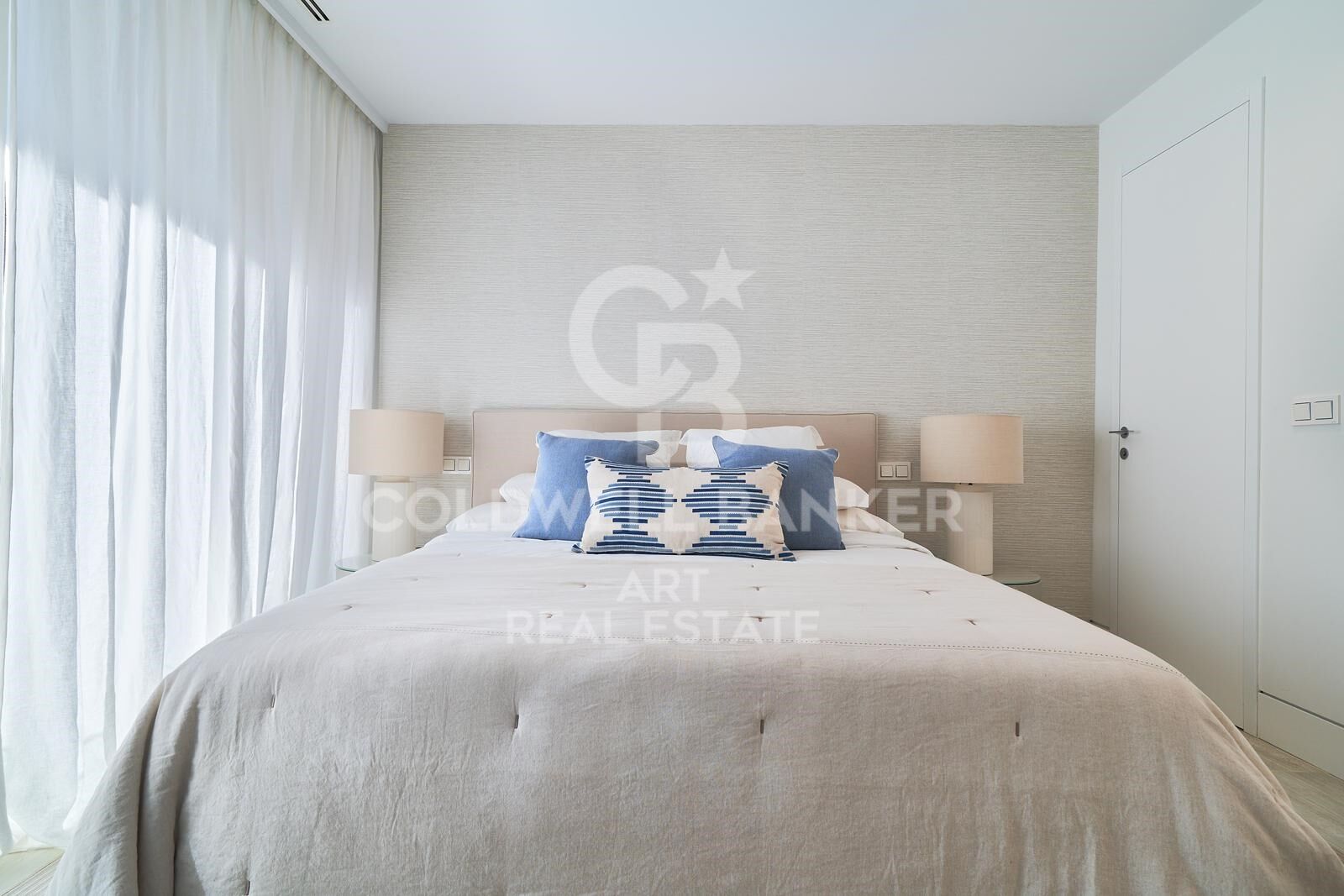 Stunning luxury apartments in a prime location with direct access to the beach, Estepona