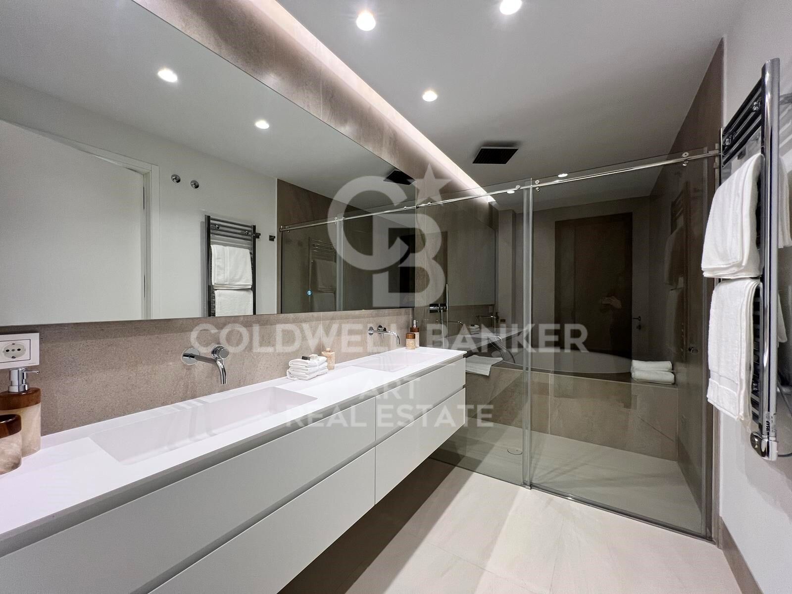 Stunning luxury apartments in a prime location with direct access to the beach, Estepona