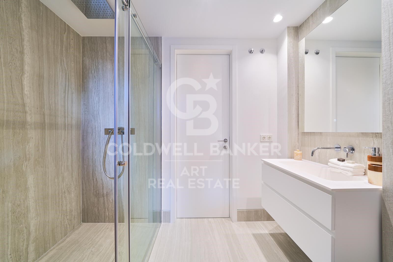 Stunning luxury apartments in a prime location with direct access to the beach, Estepona