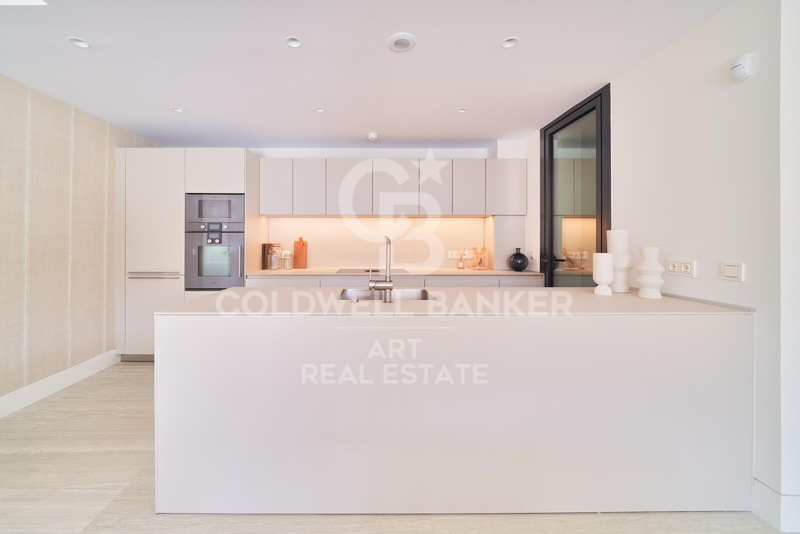 Stunning luxury apartments in a prime location with direct access to the beach, Estepona