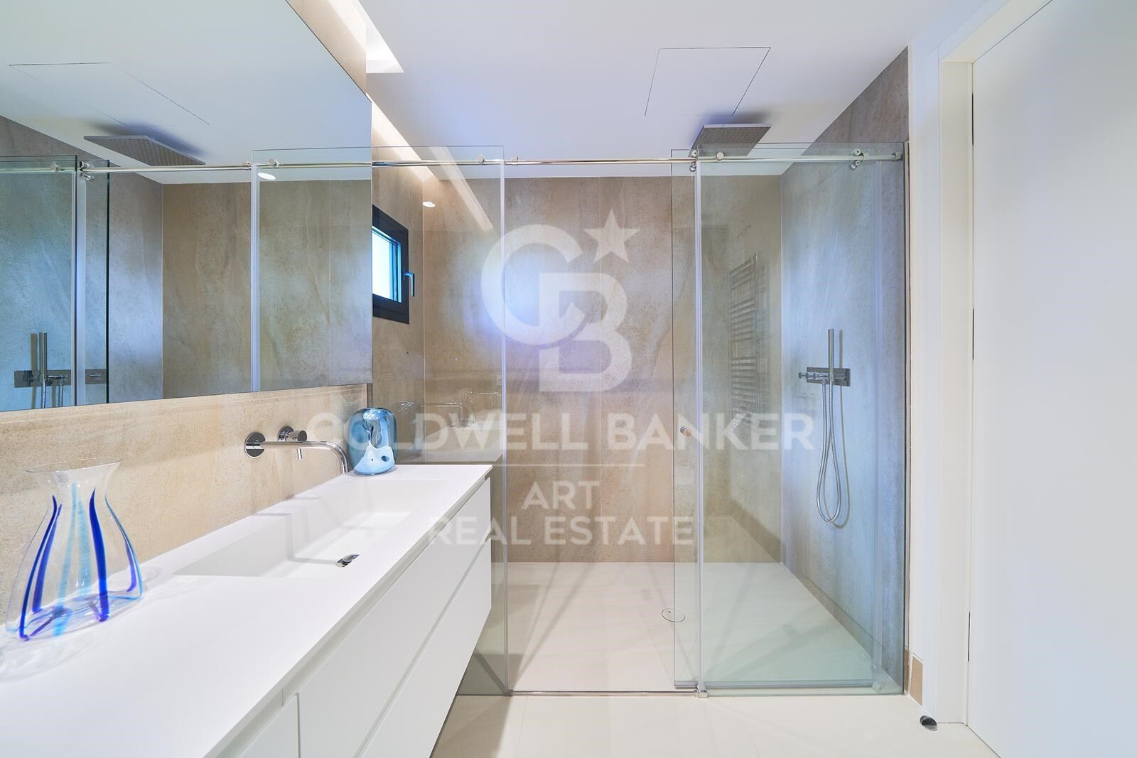 Stunning luxury apartments in a prime location with direct access to the beach, Estepona