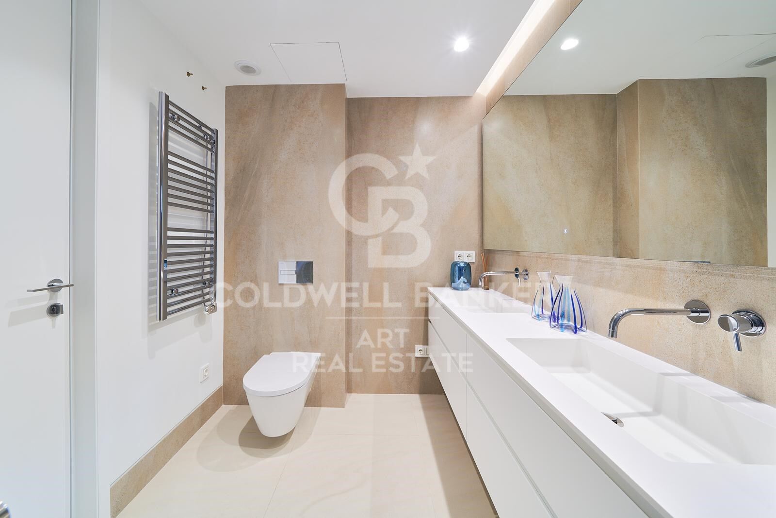 Stunning luxury apartments in a prime location with direct access to the beach, Estepona