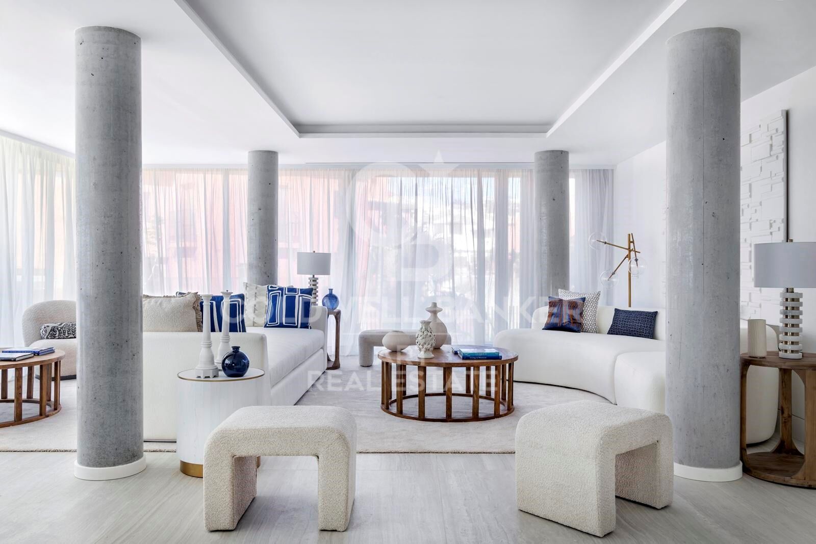 Stunning luxury apartments in a prime location with direct access to the beach, Estepona