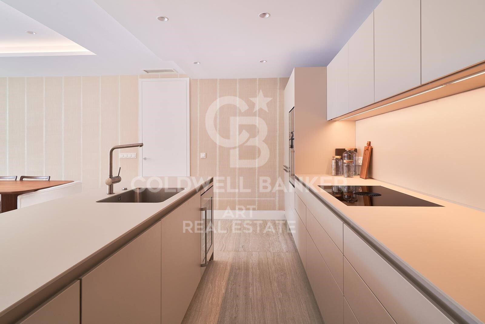 Stunning luxury apartments in a prime location with direct access to the beach, Estepona