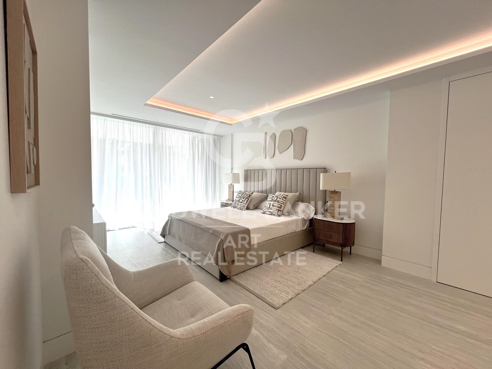 Stunning luxury apartments in a prime location with direct access to the beach, Estepona