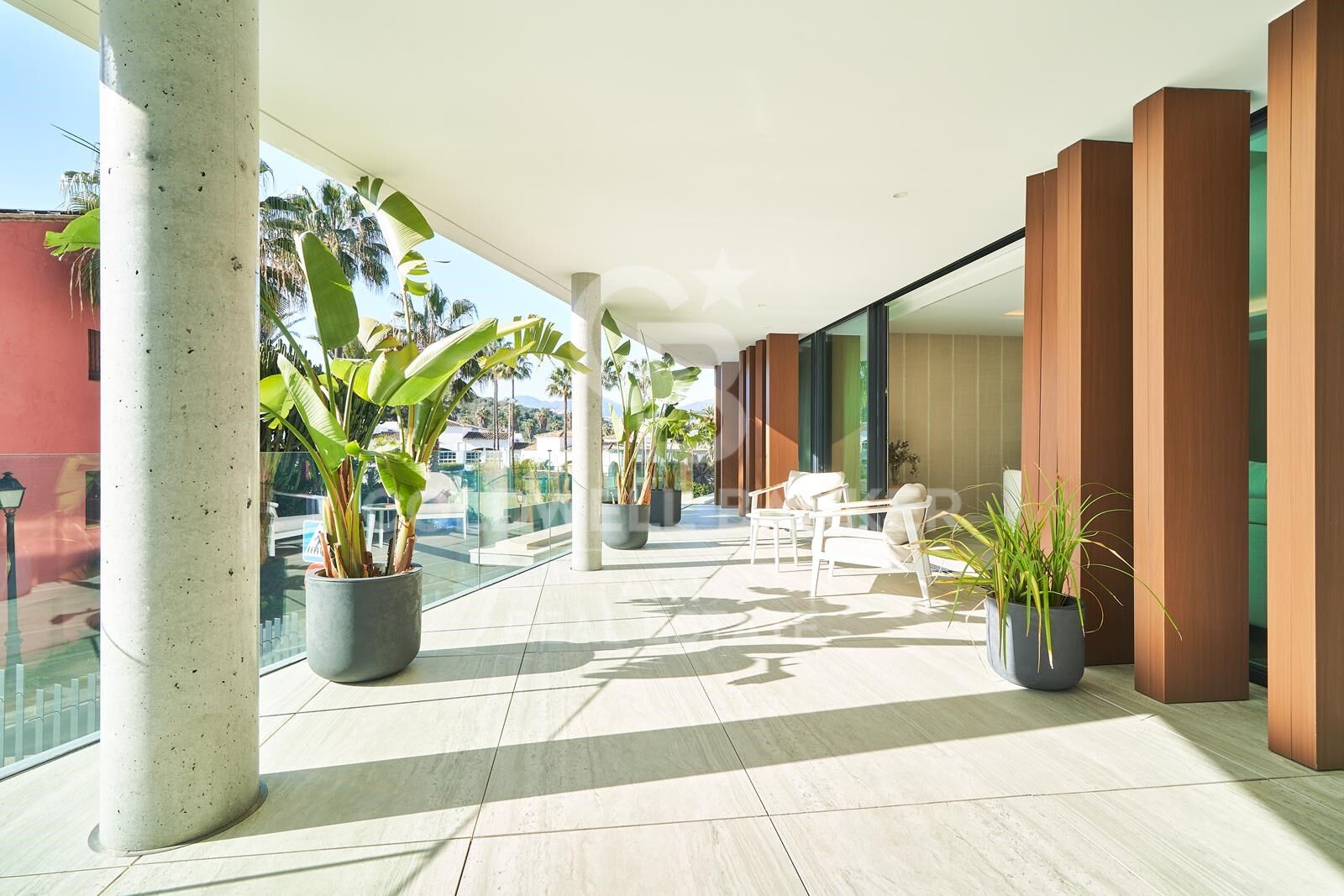 Stunning luxury apartments in a prime location with direct access to the beach, Estepona