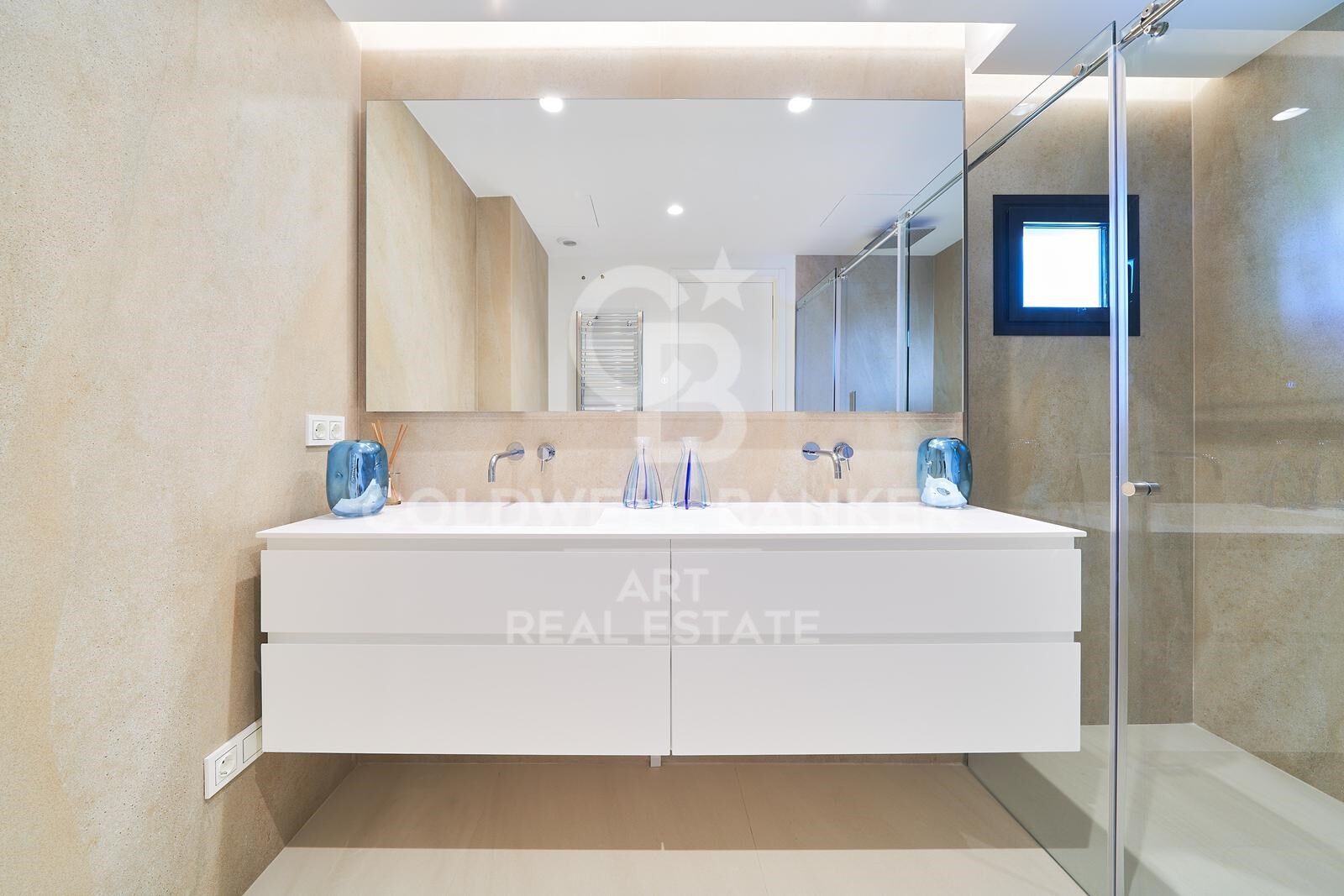 Stunning luxury apartments in a prime location with direct access to the beach, Estepona