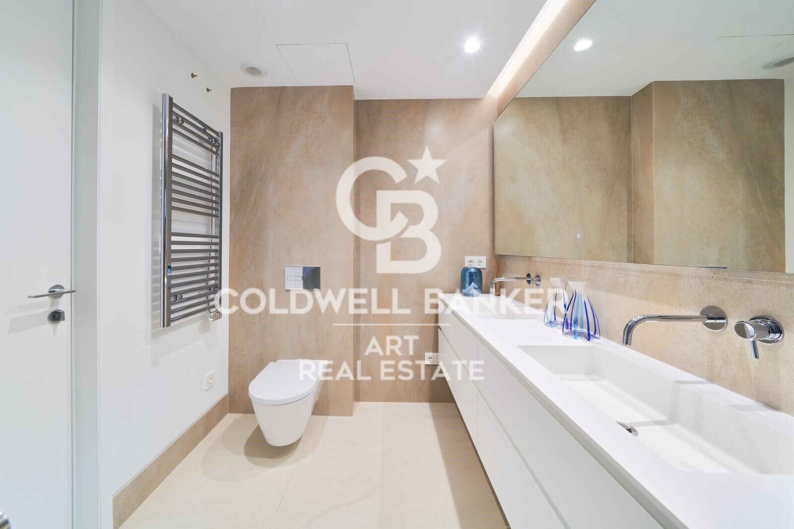 Stunning luxury apartments in a prime location with direct access to the beach, Estepona