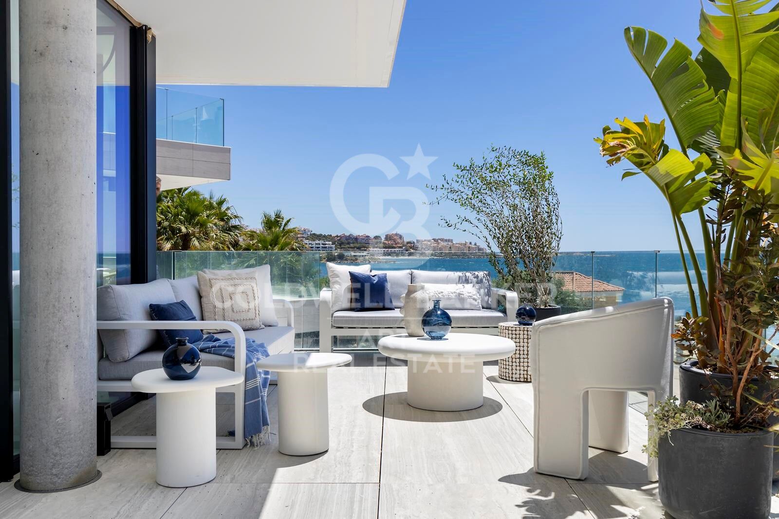 Atemberaubende Luxuswohnungen in bester Lage mit direktem Zugang zum Strand, Estepona
