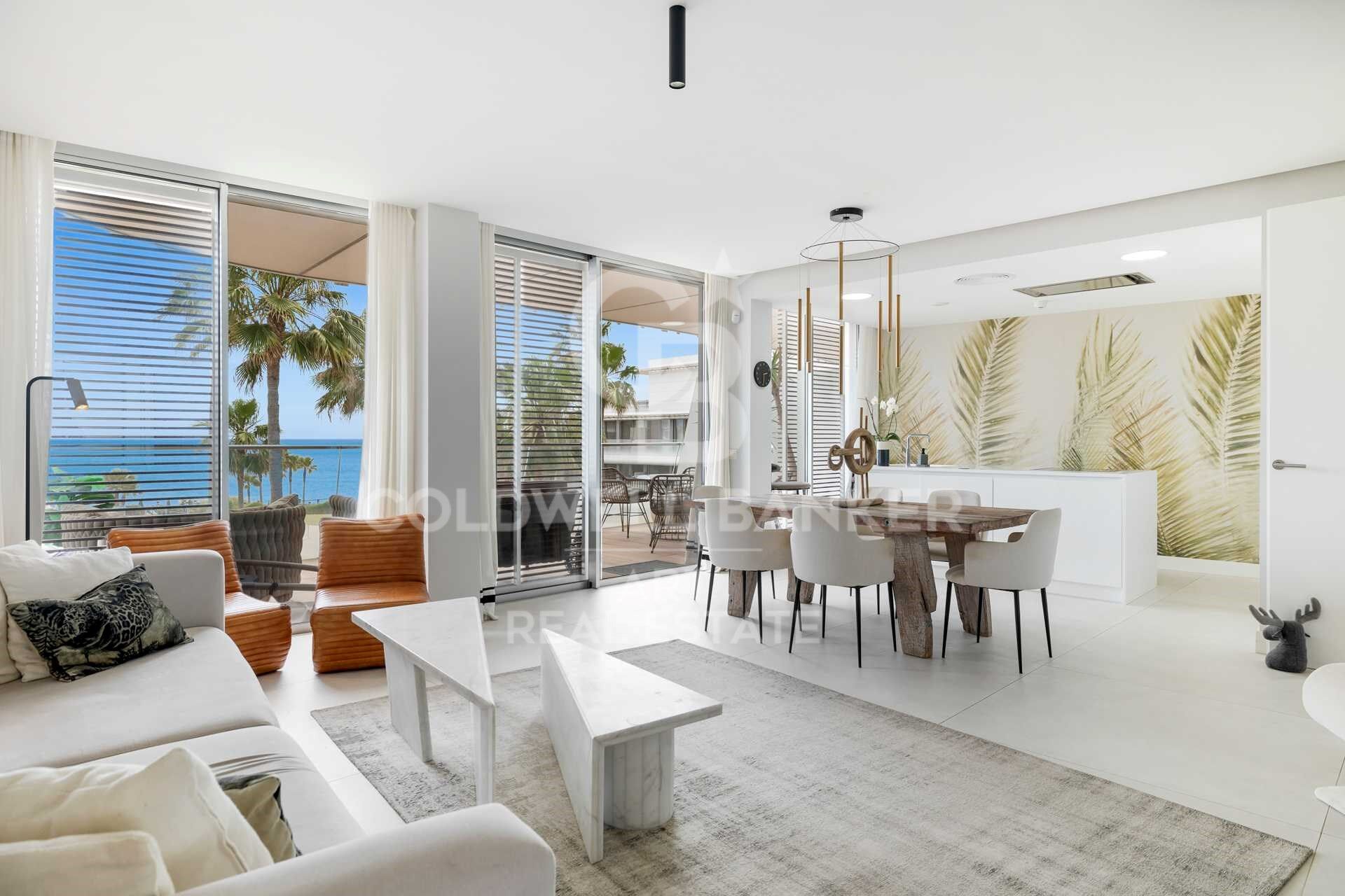 Exquisito apartamento en primera línea de playa en Estepona