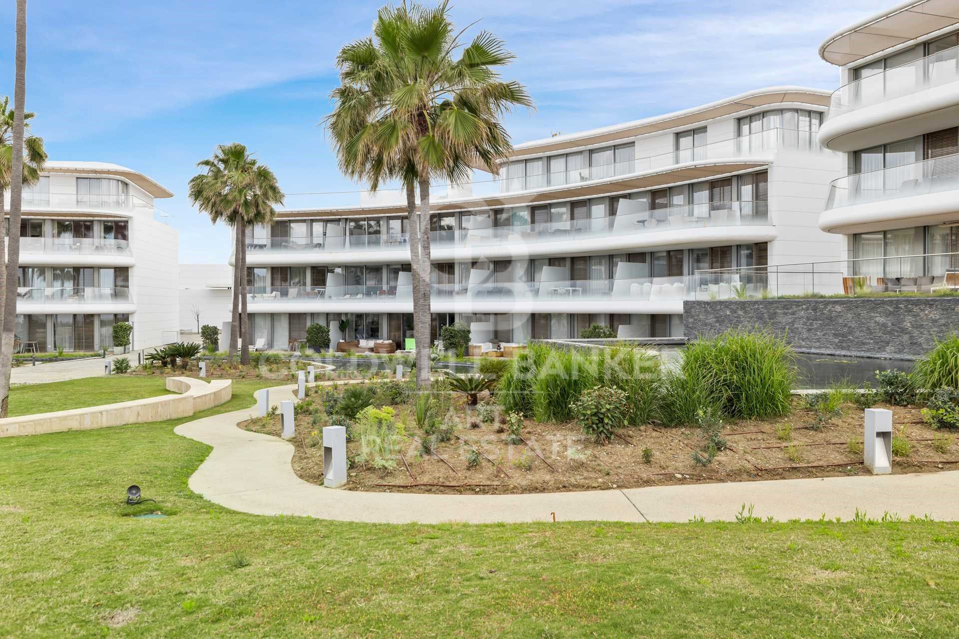 Exquisito apartamento en primera línea de playa en Estepona