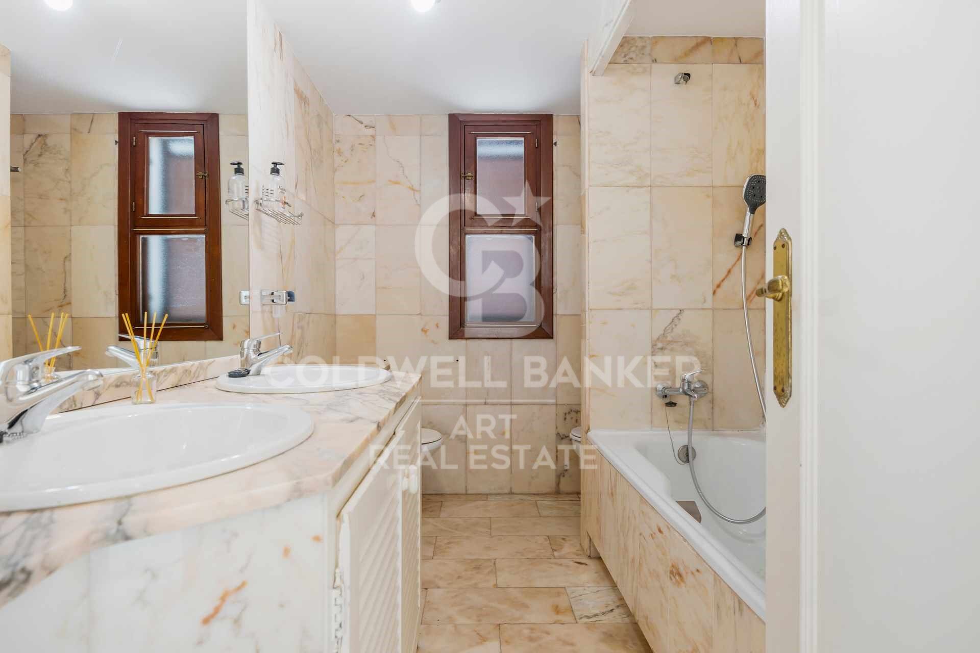 Investment opportunity in frontline beach community, Estepona West