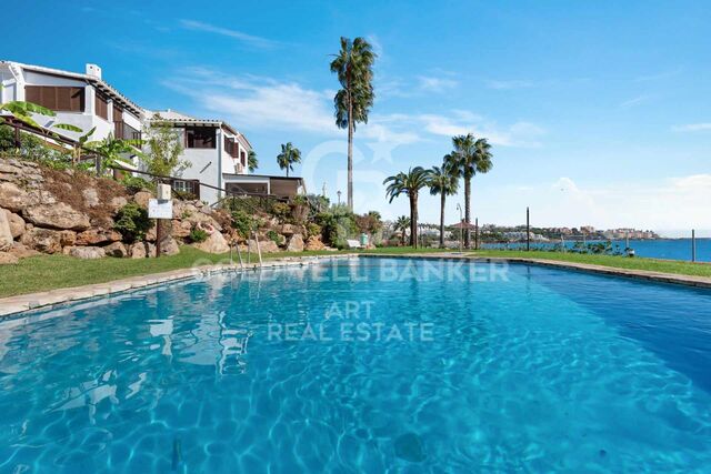 Investment opportunity in frontline beach community, Estepona West