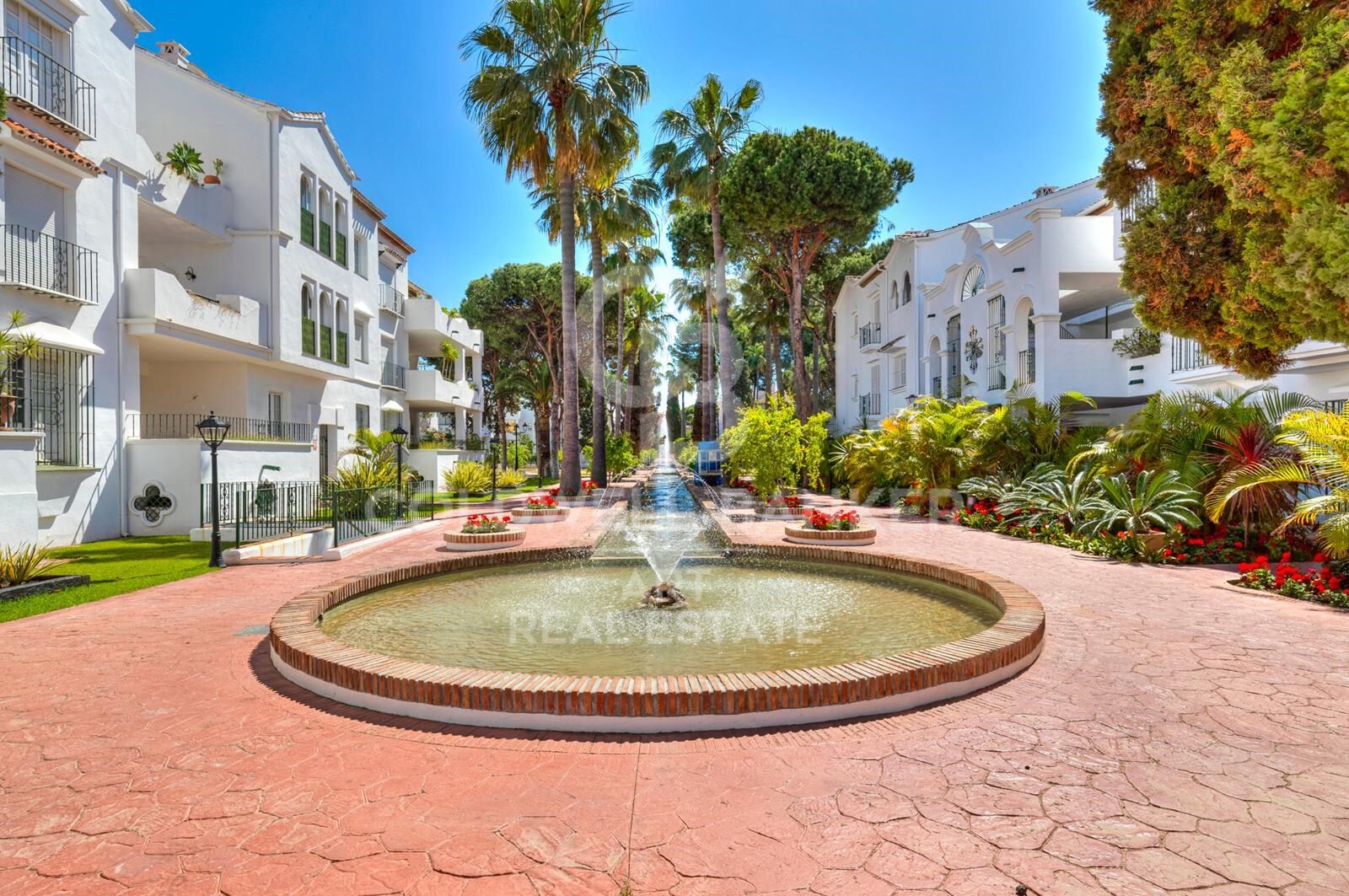 Charming duplex penthouse next to the beach in Estepona