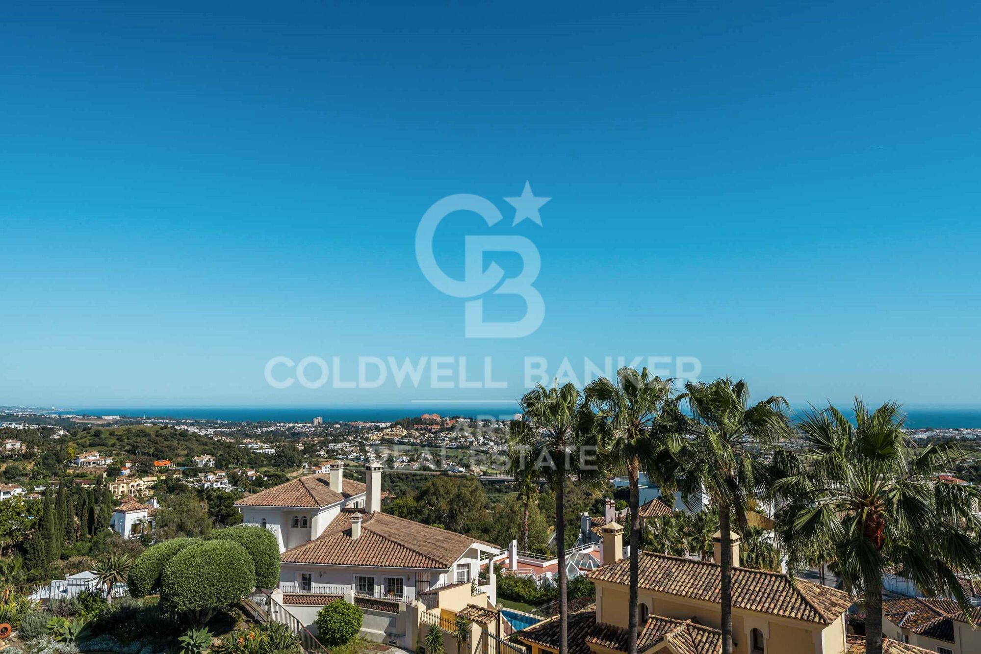 Adosado con solárium y vistas al mar en La Quinta Hills, Benahavís