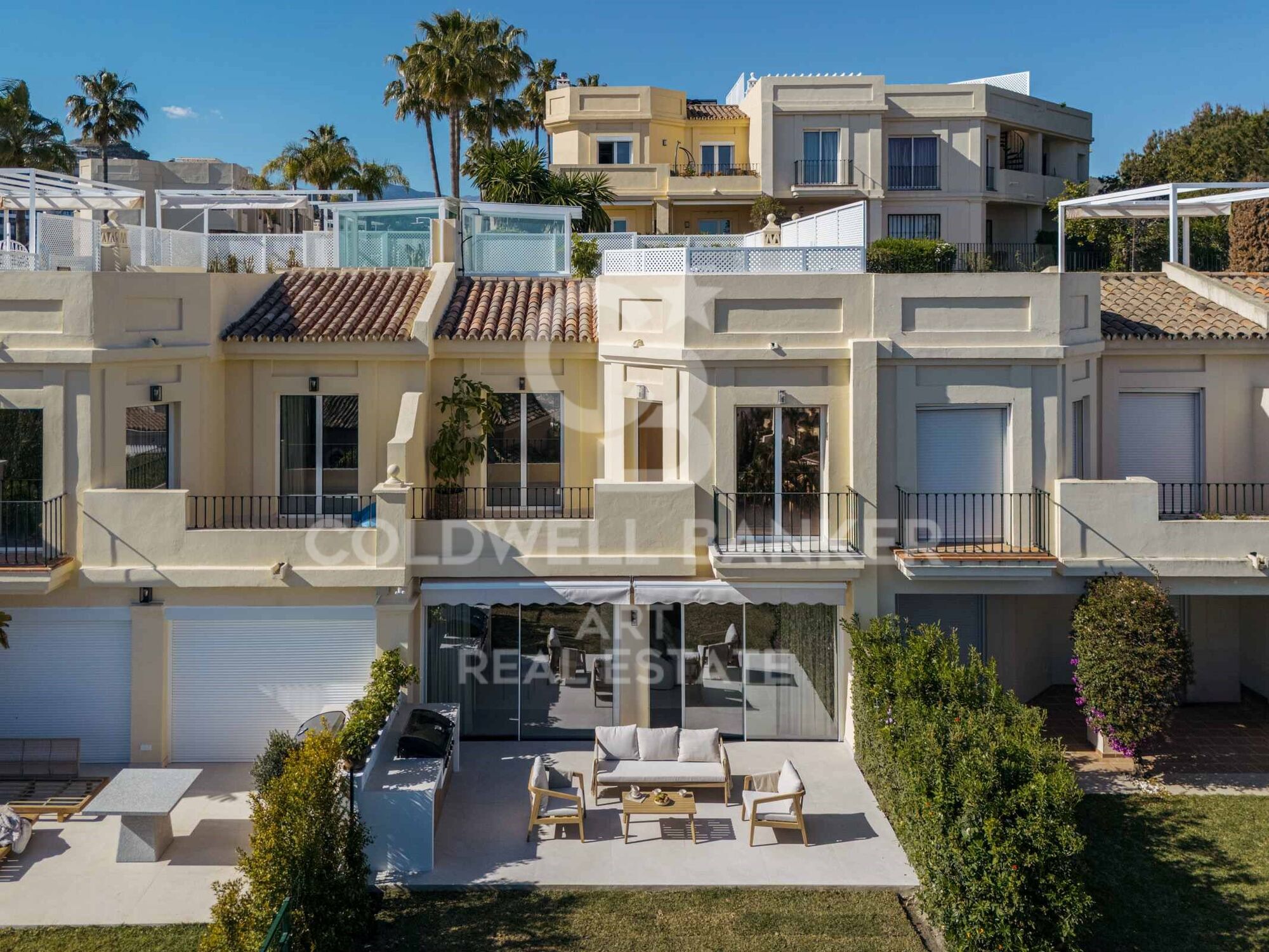Stylish townhouse with rooftop solarium and panoramic sea views in La Quinta Hills, Benahavís