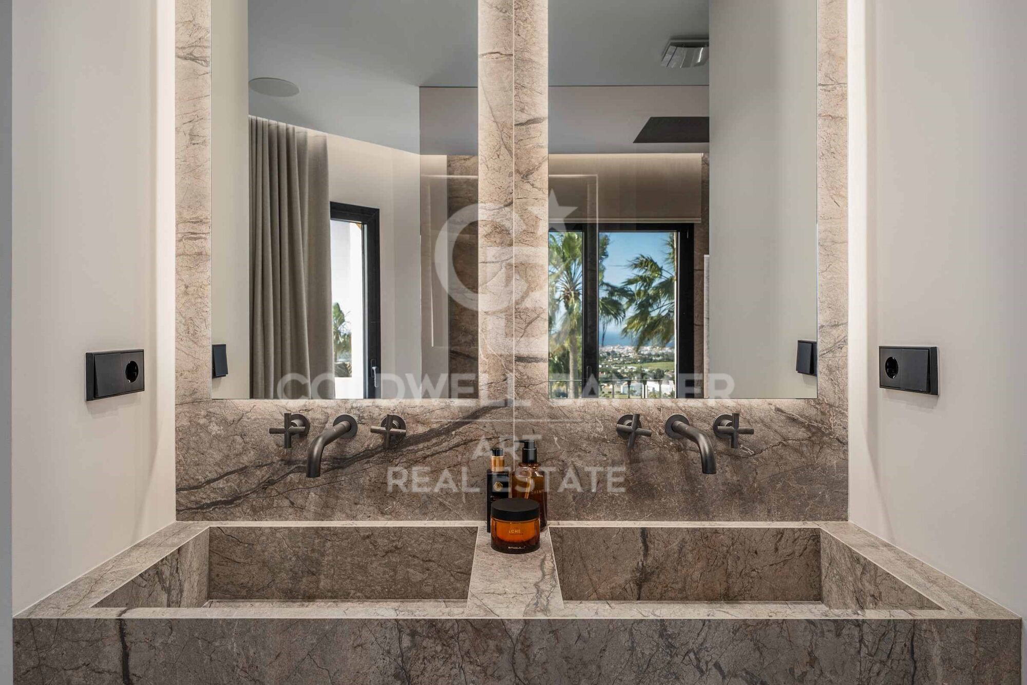 Adosado con solárium y vistas al mar en La Quinta Hills, Benahavís