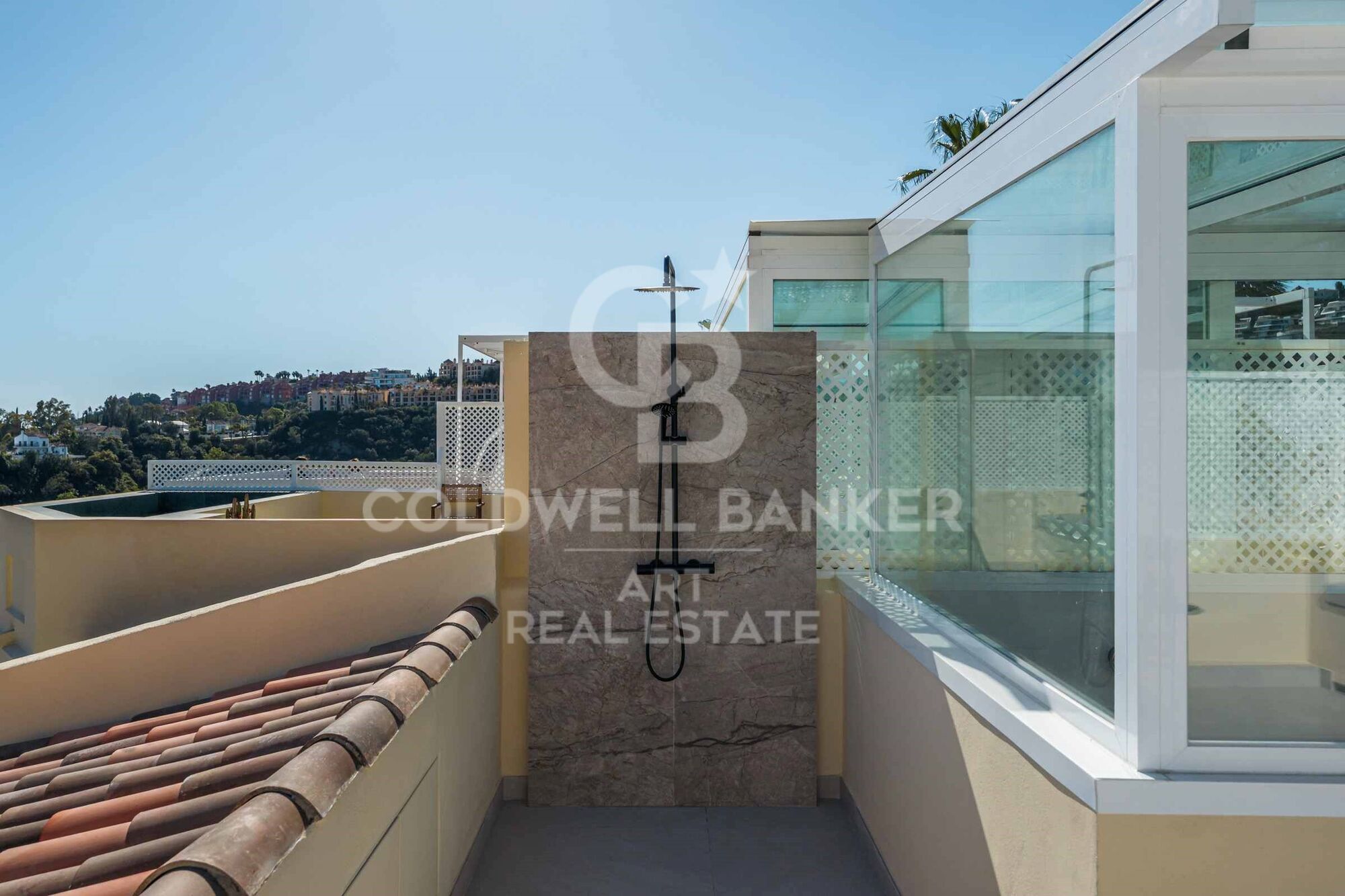 Stylish townhouse with rooftop solarium and panoramic sea views in La Quinta Hills, Benahavís