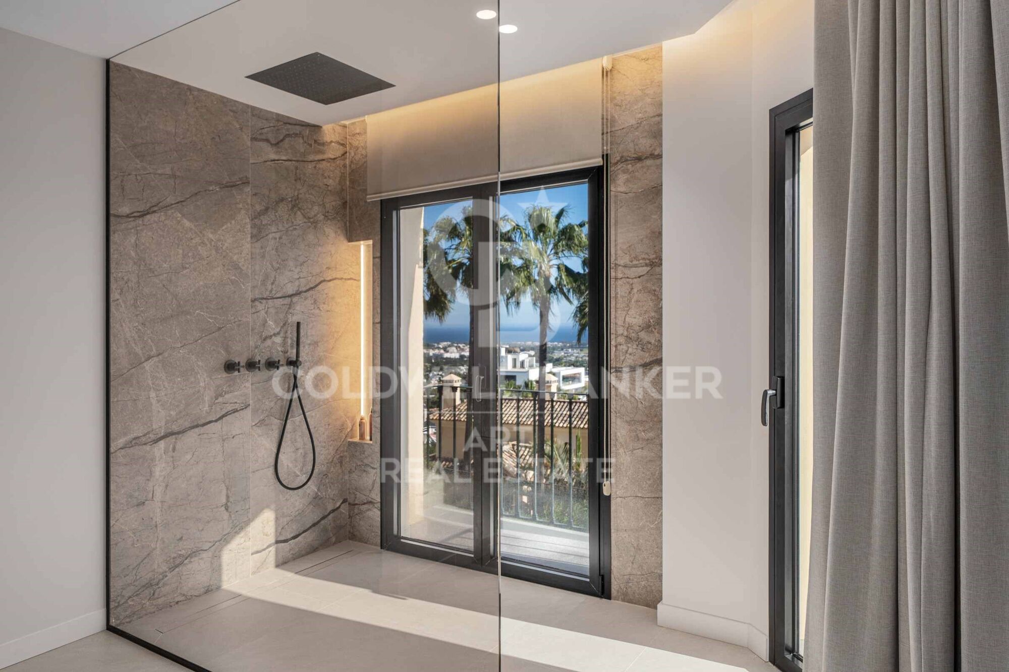 Adosado con solárium y vistas al mar en La Quinta Hills, Benahavís