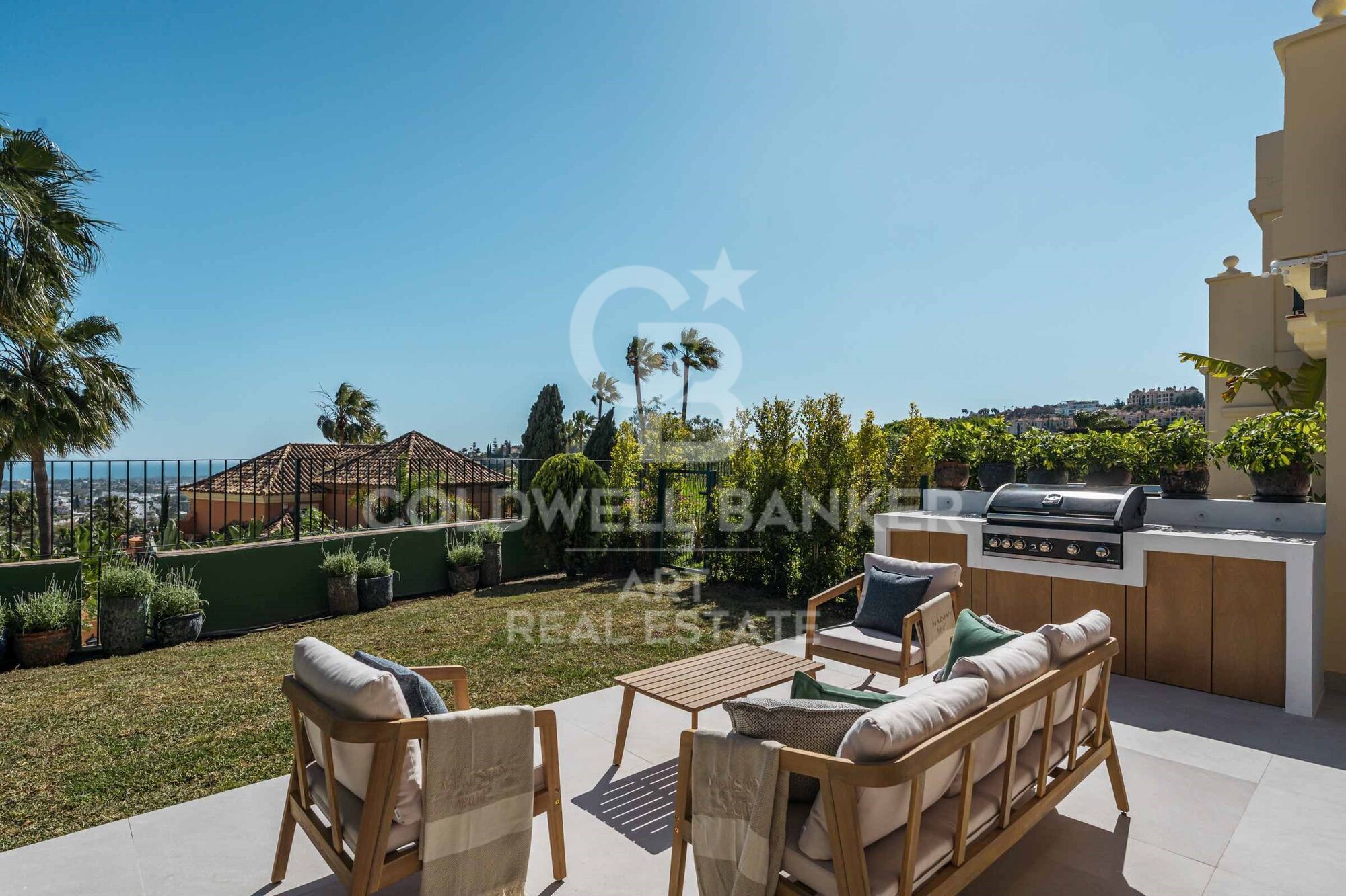 Adosado con solárium y vistas al mar en La Quinta Hills, Benahavís