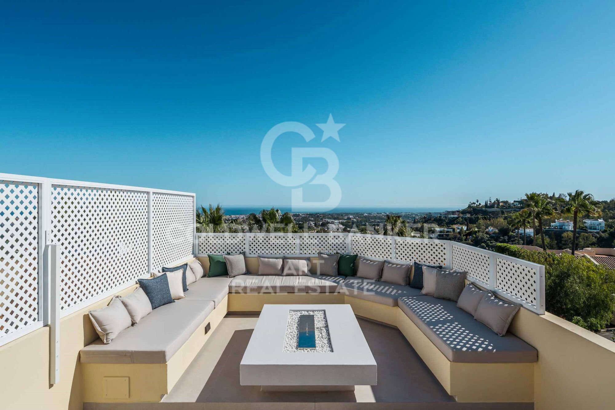 Stylish townhouse with rooftop solarium and panoramic sea views in La Quinta Hills, Benahavís