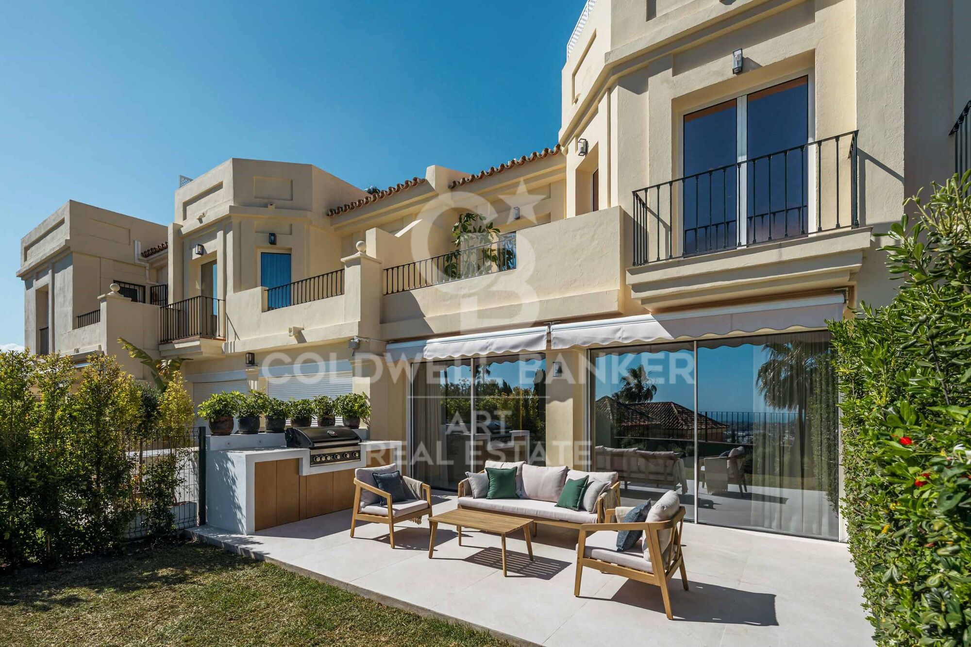 Adosado con solárium y vistas al mar en La Quinta Hills, Benahavís