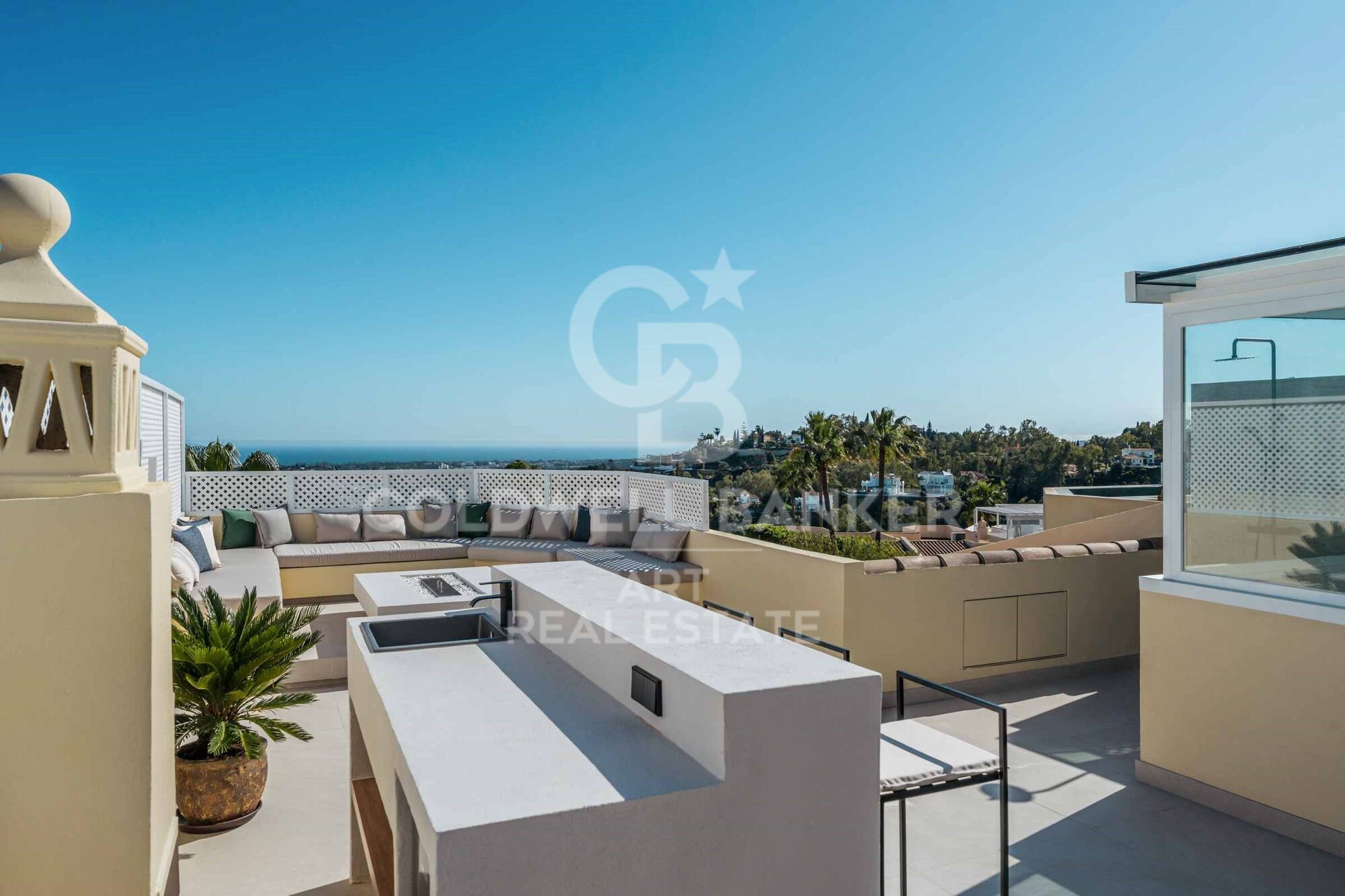 Adosado con solárium y vistas al mar en La Quinta Hills, Benahavís