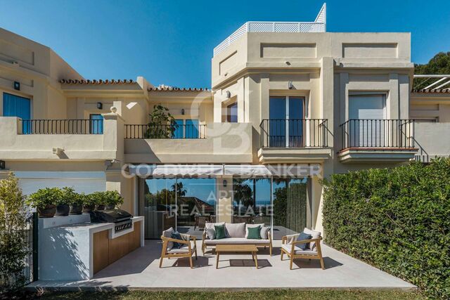 Maison de ville élégante avec solarium sur le toit et vue panoramique sur la mer à La Quinta Hills, Benahavís