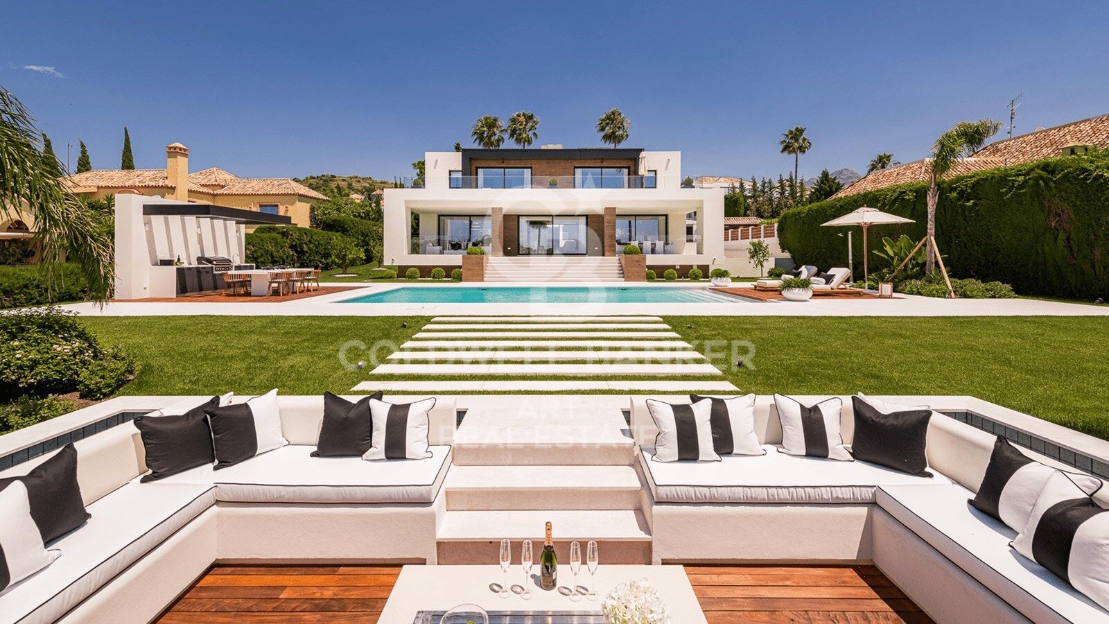 Architect-designed luxury villa in the heart of Nueva Andalucía Golf Valley