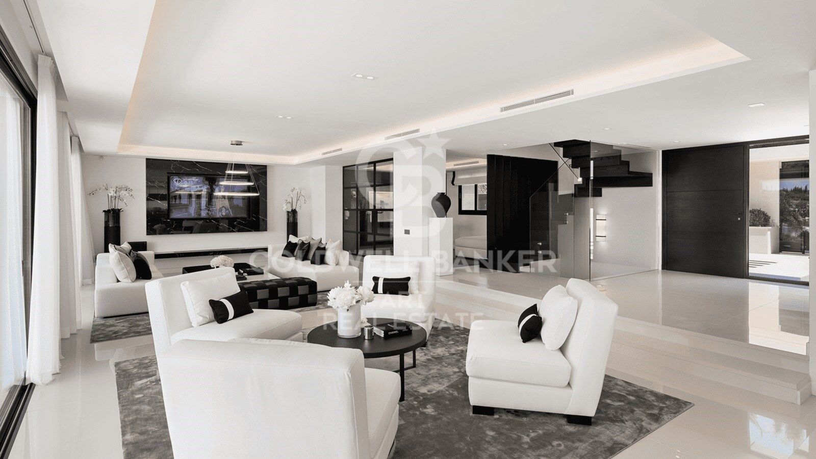 Architect-designed luxury villa in the heart of Nueva Andalucía Golf Valley