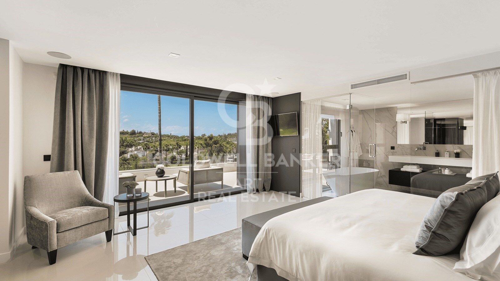 Architect-designed luxury villa in the heart of Nueva Andalucía Golf Valley